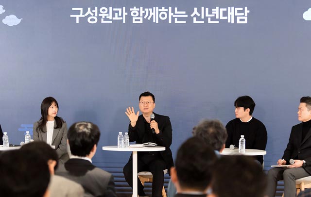 이정호(가운데) SK네트웍스 대표이사가 2일 삼일빌딩에서 열린 신년 대담에서 구성원들의 질문에 대답하고 있다. /SK네트웍스