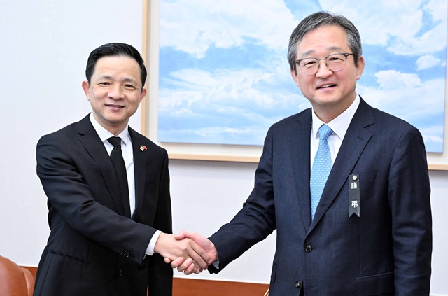 정병원 외교부 차관보(오른쪽)는 3일 다이빙 신임 주한 중국대사와 만나 한중 관계 발전 등에 대한 의견을 교환했다. /외교부