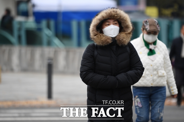 4일 토요일도 금요일에 이어 전국이 대체로 맑고 바람이 많이 분다. 사진은 지난해 11월 30일 서울 종로구 세종대로사거리에서 두터운 외투를 입은 시민들이 발걸음을 재촉하는 모습. /장윤석 기자