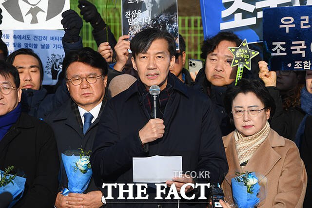 조국혁신당이 지난해 12월 31일 조국 전 대표가 수기로 작성한 세 번째 옥중 편지를 공개했다. 사진은 조 전 대표가 지난달 16일 경기도 의왕시 서울구치소로 출석하며 발언하는 모습. /장윤석 기자