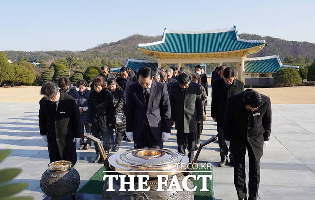 이완섭 서산시장(가운데) 등 대전국립현충원 신년 참배 일행이 순국선열과 호국영령 앞에 묵념을 하고 있다. / 서산시.