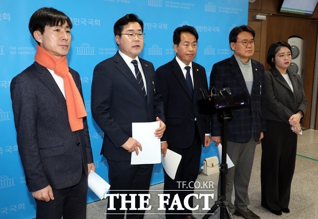 4일 오전 서울 여의도 국회 소통관에서 윤석열 내란수괴에 대한 체포영장 집행무산에 대한 야6당 입장 기자회견에서 박찬대 더불어민주당 원내대표가 취재진의 질문에 답변하고 있다. 사진은 한창민 사회민주당 대표(왼쪽부터), 박 원내대표, 윤종오 진보당 원내대표, 황운하 조국혁신당 원내대표, 용혜인 기본소득당 대표. /뉴시스