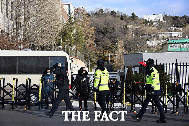 12·3 비상계엄 사태를 수사하고 있는 공조수사본부(공조본)는 경찰기동대가 윤석열 대통령 체포영장 집행에 참여한 사실이 없다고 강조했다. 사진은 공조본이 윤 대통령에 대한 체포영장 집행을 중지한 3일 오후 서울 용산구 대통령 관저 정문을 경호처 직원들이 지키고 있는 모습. /이효균 기자