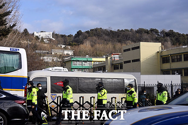 12·3 비상계엄 사태를 수사하고 있는 경찰이 윤석열 대통령 체포영장 집행을 방해한 박종준 대통령 경호처장과 김성훈 경호차장에게 재출석을 요구했다. 사진은 고위공직자범죄수사처(공수처)가 윤 대통령에 대한 체포영장 집행을 중지한 3일 오후 서울 용산구 대통령 관저 정문을 경호처 직원들이 지키고 있는 모습. /이효균 기자