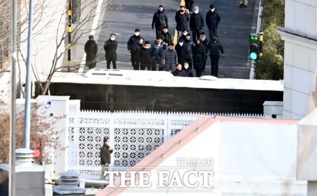 고위공직자범죄수사처(공수처) 집행관들이 지난 3일 서울 용산 한남동 윤석열 대통령 공관에서 윤석열 대통령에 대한 체포영장 집행을 중지한 후 철수하고 있다./임영무 기자