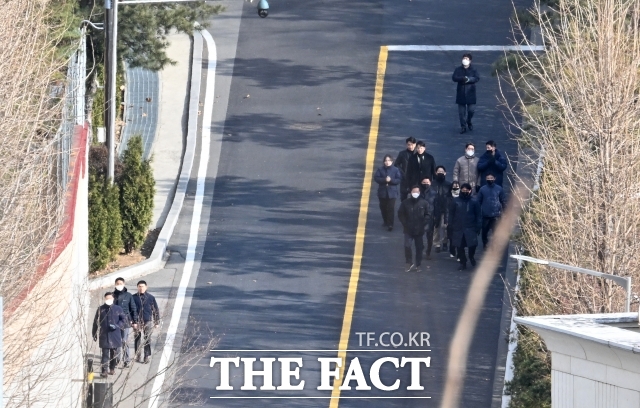 5일 해외동포 단체들이 윤석열 대통령을 즉각 체포하고 구속하라고 촉구했다. 사진은 고위공직자범죄수사처(공수처)가 윤석열 대통령에 대한 체포영장 집행을 중지한 지난 3일 오후 경찰 병력이 서울 용산 한남동 윤석열 대통령 공관에서 철수하고 있는 모습. /임영무 기자