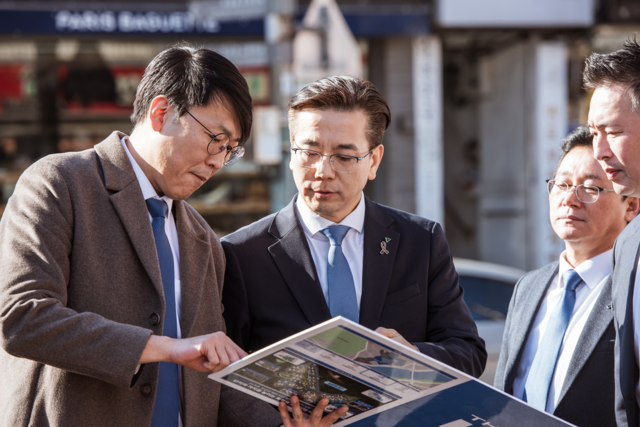 이한우 현대건설 대표는 지난 4일 한남4구역 재개발사업 합동설명회에 참석해 현대건설과 함께하는 지금부터가 한남4구역의 진정한 시작이라며 한남4구역이 타 구역들이 부러워하는 사업지로 도약시키겠다는 다짐과 함께 미래 비전을 약속했다. /현대건설