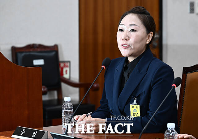 김건희 여사의 공천개입 의혹을 제기한 강혜경 씨가 21일 오후 서울 여의도 국회에서 열린 법제사법위원회의 대검찰청에 대한 국정감사에 증인으로 출석해 질의에 답변하고 있다. /국회=박헌우 기자