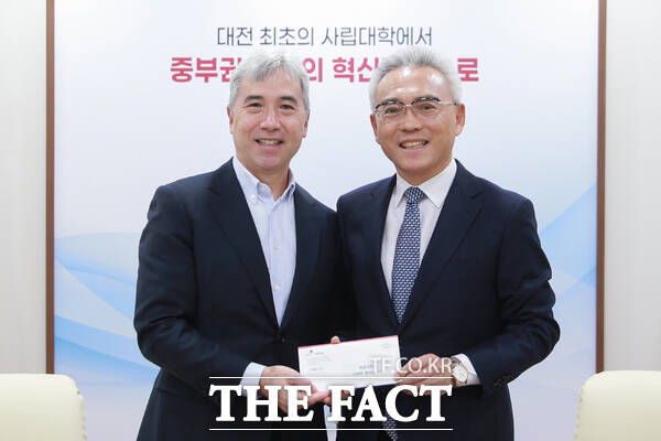 목원대 대학본부 4층 총장실에서 김장환 극동방송 이사장을 대신해 차남인 김요한 함께하는교회 목사(왼쪽)가 이희학 총장에게 학교발전기금을 전달하고 있다. /목원대