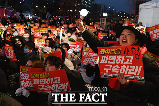 지난달 25일 오후 서울 종로구 송헌공원 인근에서 열린 윤석열 파면 국힘단 해산 촛불문화제에 참석한 시민들이 손피켓을 들고 구호를 외치고 있다. /서예원 기자