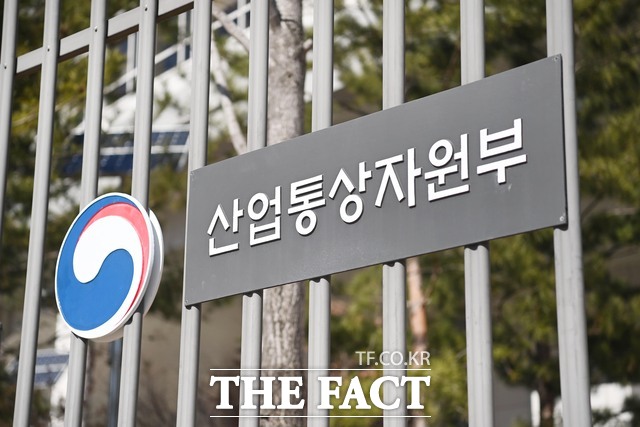 6일 산업통상자원부에 따르면 정부는 최근 ‘2025년 FTA 실무인력 양성사업 특성화·마스터고 모집’ 공고를 냈다. 골자는 예산은 총 4억8900만원을 투입해 2학년생 195~260명을 대상으로 무역 및 마케팅 교육을 제공하는 것이다. 사진은 산업부 전경 / 산업부