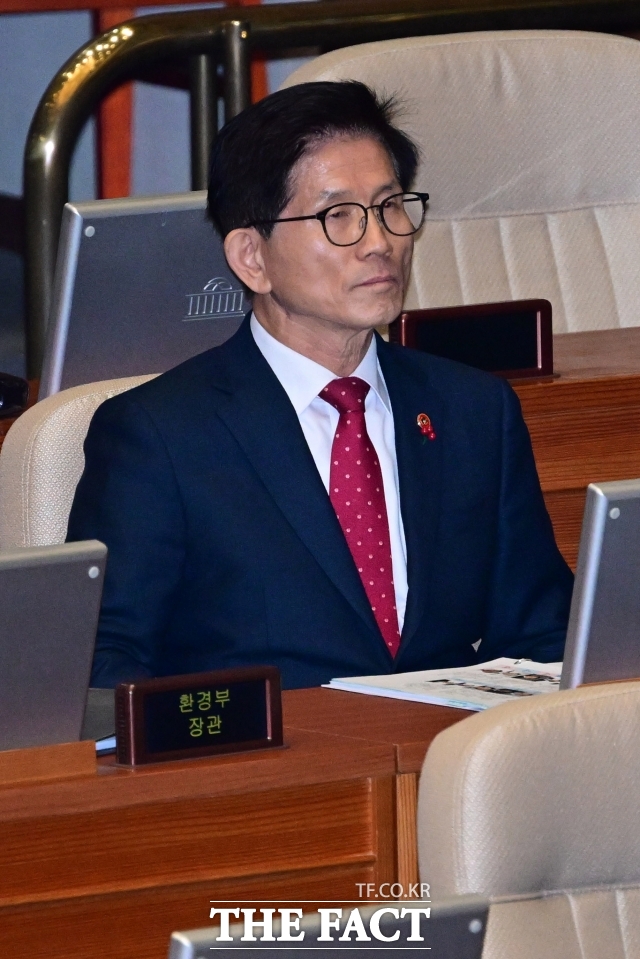 김문수 고용노동부 장관은 6일 윤석열 대통령 체포영장 집행에 대해 대한민국 헌법에서 확정판결 전에는 무죄추정이 원칙이다. 대통령을 죄인 취급하는 건 너무한 거 아니냐고 말했다./더팩트DB