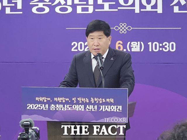 홍성현 충남도의회 의장이 6일 의회 대회의실에서 신년 기자회견을 연 뒤 지난해 의정활동을 소개하고 올해 의회 운영 방향 및 추진과제를 설명하고 있다. /이정석 기자