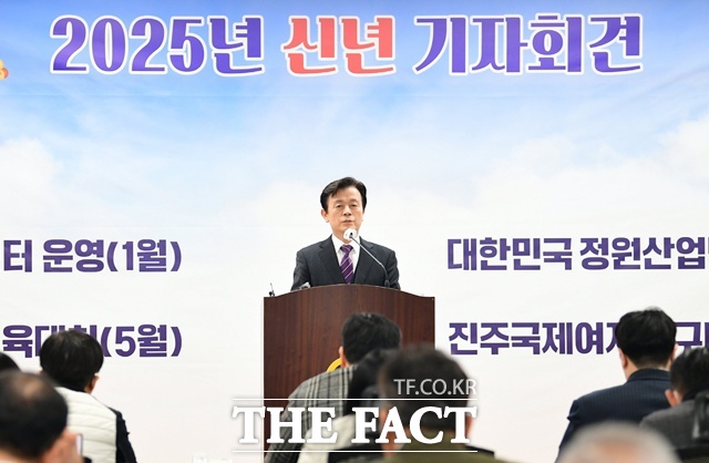 조규일 진주시장이 6일 신년 기자회견을 갖고 2030 부강한 진주 청사진을 소개하고 있다. /진주