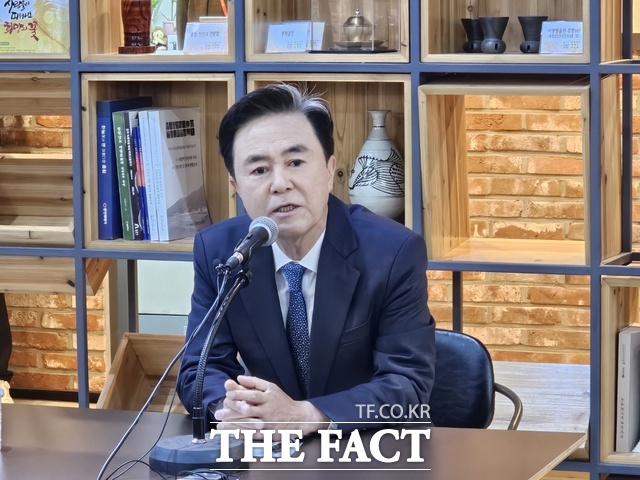 김태흠 충남도지사가 6일 도청 프레스센터에서 열린 신년 기자간담회에서 현 대한민국의 상황을 정치적 IMF로 빗대며 과거 경제적 IMF보다 더 심각하다며 우려를 표명하고 있다. /이정석 기자