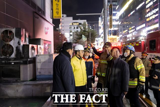 김동연 경기도지사는 3일 발생한 성남 야탑동 복합상가건물 화재 현장을 점검하고 있다./김동연 경기도지사 페이스북