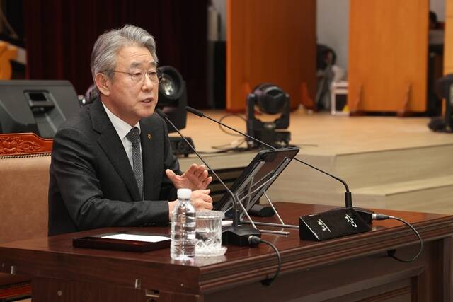 강호동 농협중앙회장이 6일 서울 중구 농협중앙회 본관에서 열린 범농협 신년 업무보고회에서 인사말을 하고 있다. /농협