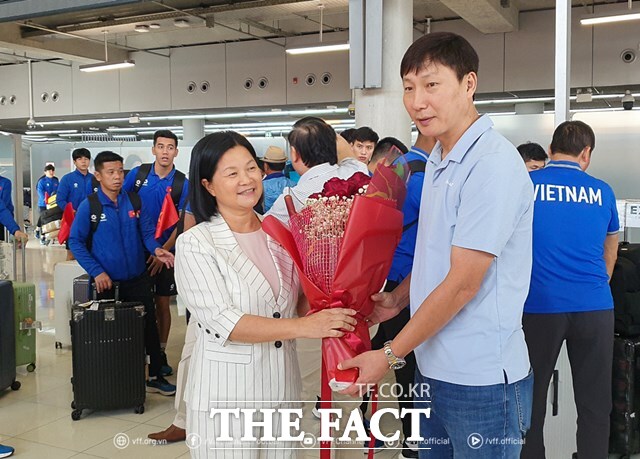 박항서 감독에 이어 한국인 지도자 열풀의 시즌2를 열어가고 있는 김상식 감독(오른쪽)./베트남축구연맹 SNS