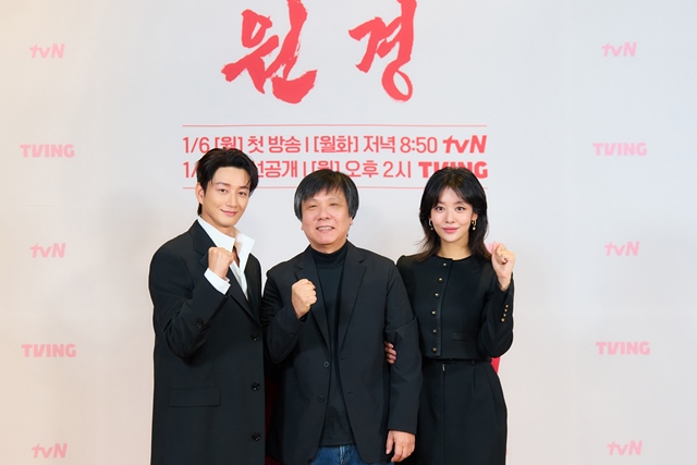 배우 이현욱, 김상호 감독, 차주영(왼쪽부터)이 tvN 새 오리지널 드라마 원경 제작발표회에 참석했다. /tvN