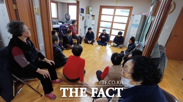 이기영 신임 금산읍장(가운데)이 지난 3-5일 경로당 70개를 순차적으로 방문해 새해 인사와 지역 현안 청취에 나섰다. /금산군