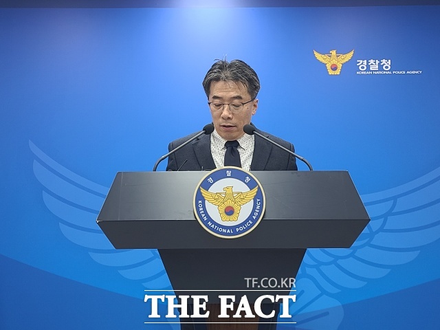 윤석열 대통령 체포영장 집행에 실패한 고위공직자범죄수사처(공수처)가 뒤늦게 경찰에 체포영장 집행을 맡아달라고 했다. 경찰은 법률적으로 문제가 있다는 판단이라며 사실상 거부 입장을 밝혔다. 사진은 백동흠 경찰청 국가수사본부 비상계엄 특별수사단 부단장이 6일 오후 1시 서울 서대문 경찰청 기자실에서 브리핑을 하고 있는 모습./김영봉 기자