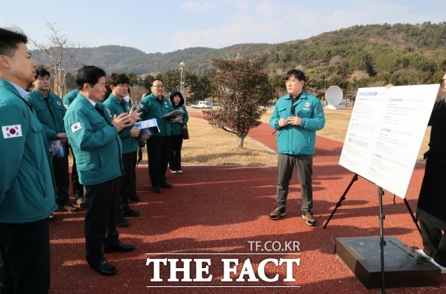 공영민 고흥군수가 6일 우주발사체 산업클러스터 핵심사업을 점검하며 우주산업 클러스터 구축 사업의 속도감 있는 추진을 지시하고 있다./고흥군