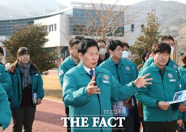 공영민 고흥군수가 부군수·부서장·읍면장 등이 참석한 현장 간부 회의에서 군정 주요 사업장 5개소 사업 진행 상황과 추진 활성화 방안 등을 논의하고 있다. /고흥군