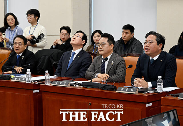 박준태 국민의힘 의원 발언에 항의하는 더불어민주당 의원들.