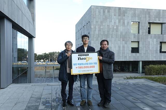 네오플이 한국백혈병소아암협회 제주지회와 협약을 맺고 진행해 온 도내 백혈병 소아암 환아 지원 사업을 3년 연장한다고 7일 밝혔다. 사진은 이날 제주도 네오플 본사에서 진행된 백혈병 소아암 환아 지원 사업 기부금 전달식 사진. 왼쪽부터 김진우 백혈병소아암협회 감사, 백무열 네오플 총무팀장, 고경남 백혈병소아암협회 지회장 /네오플 제공