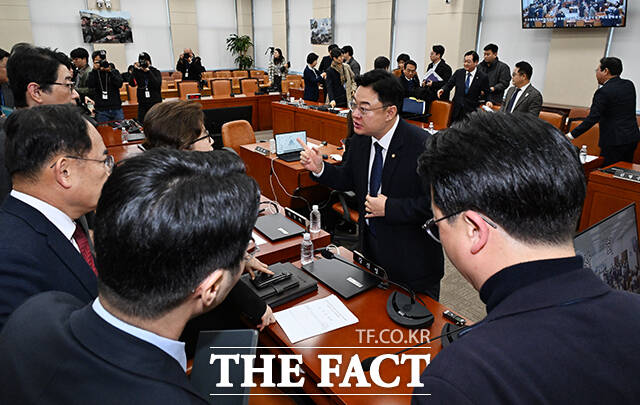 전체회의 산회 뒤 김성원 여당 간사와 대화하는 국민의힘 의원들.