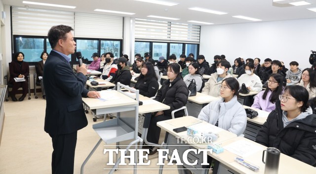 개강식에는 수강생 112명과 위탁업체 관계자, 시 관계자 등이 참석해 교육과정과 이용수칙을 안내받고 공무원 시험과 공기업 시험을 위한 전문 강사의 강의가 이어졌다. / 정읍시