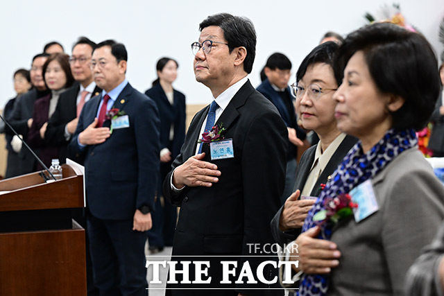 노연홍 한국제약바이오협회장를 비롯한 내빈들이 국기에 경례하고 있다.