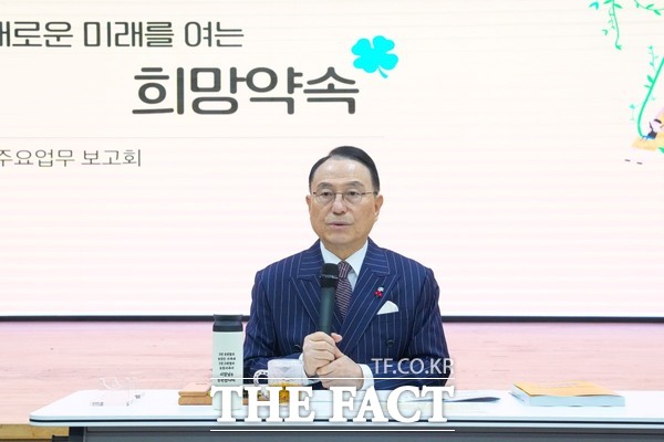 8일 박상돈 천안시장이 시청 대회의실에서 2025 주요업무 보고회를 주재하고 있다. /천안시