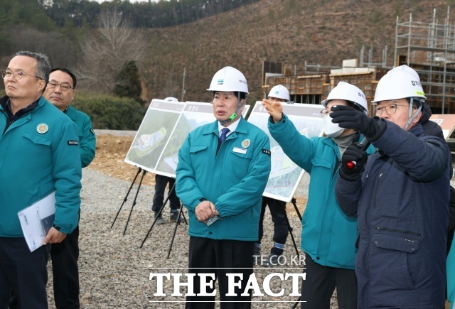 공영민 고흥군수가 지난 6일 고흥군립 하늘공원 조성 사업 현장에서 감리단장 공사 진행상항을 청취하고 있다. /고흥군