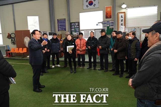 유희태 완주군수가 8일 화산·비봉면 방문으로 연초방문 일정을 시작했다. /완주군