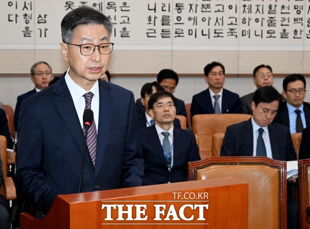 헌법재판소가 최재해 감사원장에 대한 탄핵심판 사건의 2차 변론 준비기일에서 국회 측에 탄핵소추 사유를 명확히 해 달라고 요청했다. 사진은 최 원장. /배정한 기자