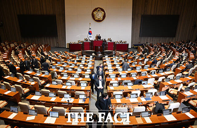 8일 오후 서울 여의도 국회 본회의에서 내란 특검법과 김건희 여사 특검법이 부결되자 야당 의원들이 본회의장을 나서고 있다. /국회=박헌우 기자