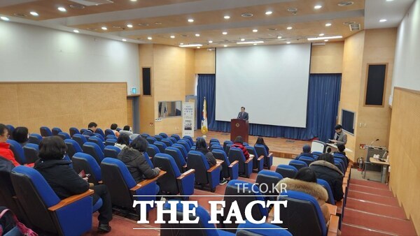 독립기념관 관계자가 전국 초·중등 교원 24명을 대상으로 교원직무연수를 실시하고 있다. /독립기념관