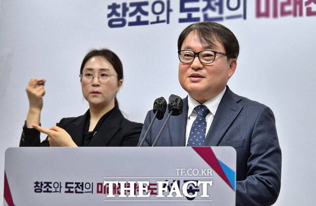 김현기 세종시 경제산업국장이 8일 시청 정음실에서 2025년 경제산업국‧투자유치단 주요업무 계획을 발표하고 있다. /김형중 기자