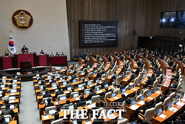 더불어민주당이 내란 특검법을 제3자 추천 방식으로 변경해 재발의한다. 우원식 국회의장이 8일 오후 서울 여의도 국회에서 열린 본회의에서 김여사 특검법 부결을 선포하고 있다. /국회=박헌우 기자