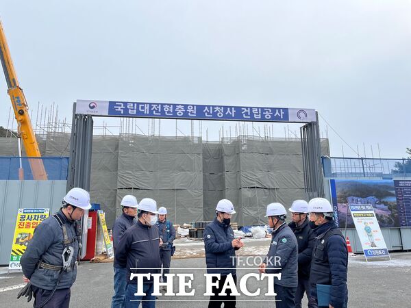 대전고용노동청은 8일 한국산업안전보건공단 대전세종광역본부와 함께 새해 첫 산업안전 현장점검을 실시했다. 김도형 대전고용노동청장이 관계자들과 함께 건설현장을 점검하고 있다./대전고용노동청