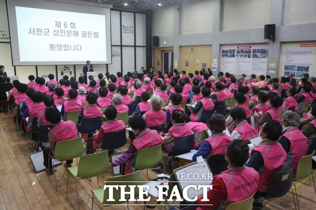 지난해 실시된 서천군 종합교육센터 정규강좌 수강생들이 프로그램에 참여하고 있다. / 서천군