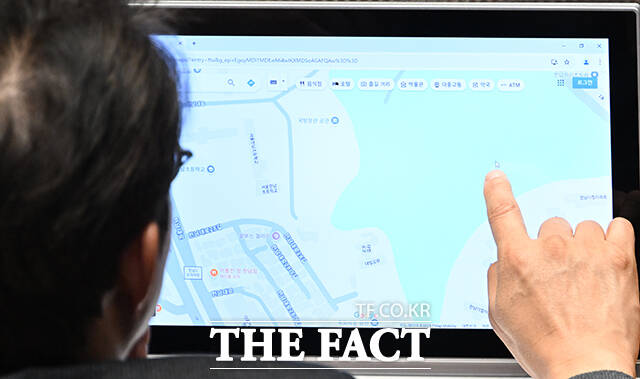 노종면 더불어민주당 의원이 8일 오후 서울 여의도 국회에서 열린 본회의에 참석해 윤석열 대통령 관저 지도를 살펴보고 있다. /국회=박헌우 기자