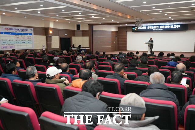 서천군이 지역 내 농업인의 기후변화 대응능력 향상과 최신 농업기술 제공을 위해 2025년 새해 농업인 실용교육을 실시하고 있다. / 서천군