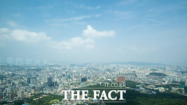 서울 용산구 남산서울타워 전망대에서 바라본 하늘이 맑은 날씨를 보이고 있다. /장윤석 기자