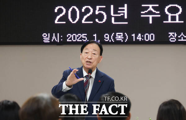 설동호 대전시교육감이 9일 열린 대전동부교육지원청 2025년 주요업무 보고회에 참석해 질의응답을 하고 있다./대전시교육청