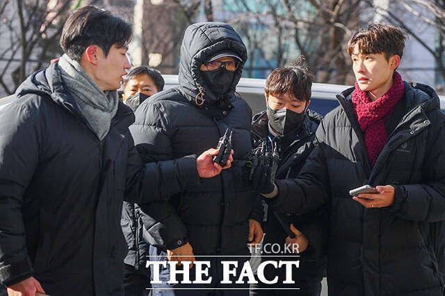 정치자금법 위반 혐의를 받는 무속인 건진법사로 알려진 전성배 씨가 19일 서울 양천구 서울남부지법에서 열린 구속 전 피의자 심문(영장실질심사)에 출석하고 있다. /장윤석 기자