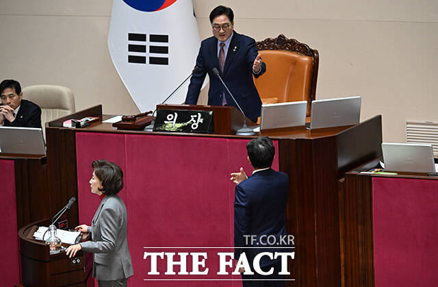 나경원 국민의힘 의원이 9일 오후 서울 여의도 국회에서 열린 본회의에 참석해 현안질의를 진행 중인 가운데 권성동 국민의힘 원내대표가 우원식 국회의장에게 항의하고 있다. /국회=박헌우 기자