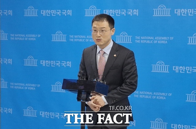 국민의힘 권성동 원내대표가 소장파 김상욱 의원에게 탈당을 권유해 논란이다. 김상욱 국민의힘 의원이 9일 국회 소통관에서 권성동 원내대표의 탈당 권유와 관련한 취재진의 질문에 답하고 있다. /신진환 기자