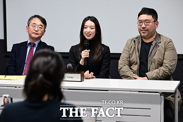 9일 오후 서울 서초구 한국컨퍼런스센터에서 열린 정명석(통칭 JMS) 대법원 선고 관련 기자간담회에 피해자 메이플 씨가 미소지으며 질의 답변을 하고 있다. /남윤호 기자